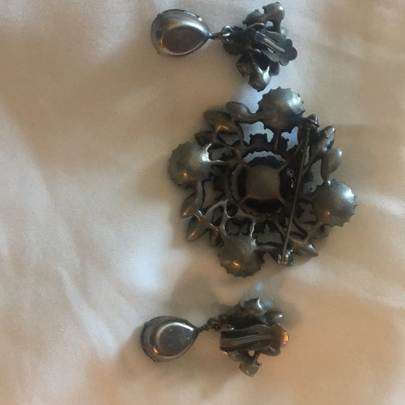 SOLD Matching pin and clip on earrings - Picture 5 of 7